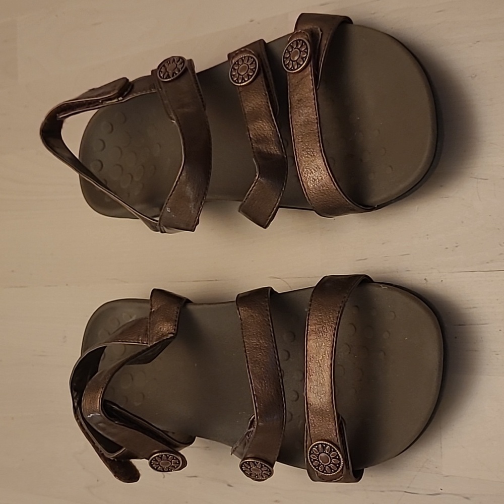 EUC VICONIC Cathy Strappy Sandals 7 Wide with Medallion Details